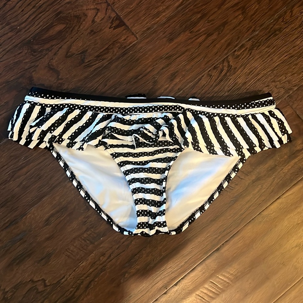 Kenneth Cole Reaction Flirty Striped Swim Bottom. Blk & W  XL. EUC